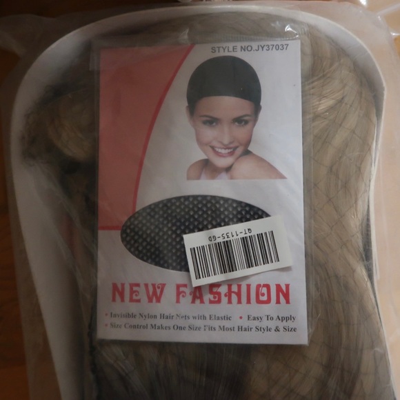 Synthetic Blonde “Blob” wig 💇🏼‍♀️ - Picture 4 of 7